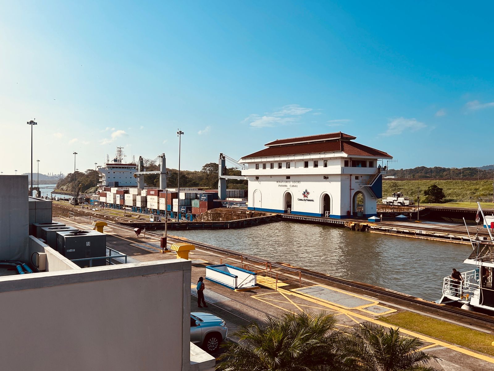 Nave cargo nelle chiuse di Miraflores del Canale di Panama
